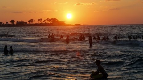 Хладни сутрини и топли дни! Тръгва ли си лятото?