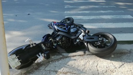 Ужас на пътя: Моторист помете пешеходка, и двамата &ndash; мъртви