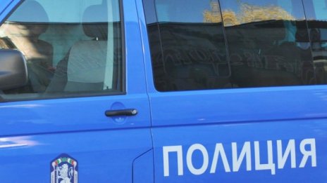 При гонка с полицаи: Врачанин изхвърли цигари от кола