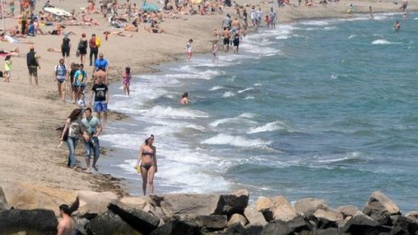 Мъж търси жена си в морето. Тя пък се маже с кал