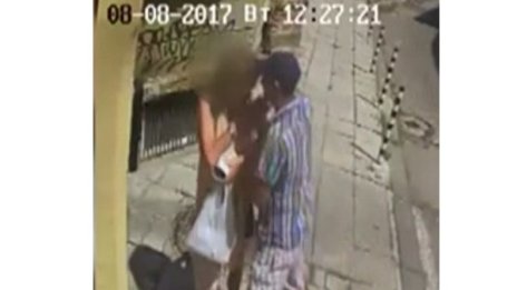 Нападател на жени мята 50 лв. към полицай и крещи: Ей, мършо!"