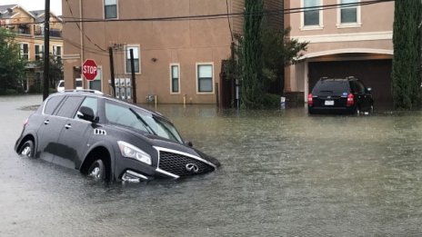 Ураганът Харви затвори летището в Хюстън