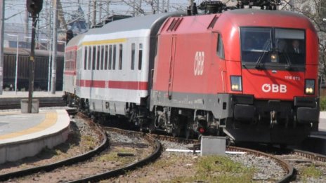 Влак прегази мъж, хвърлил се на релсите 