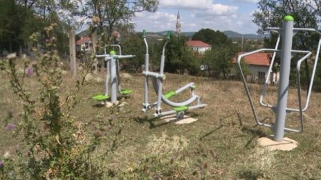 В село с пенсионери няма канализация, а фитнес!?