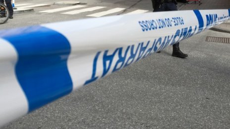 Полицай е ранен с нож в Стокхолм