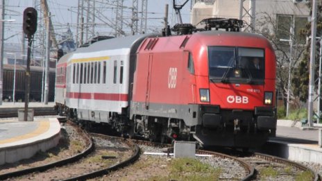 Машинист отнесе кола при спусната бариера на прелез