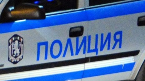 Джип отнесе два стълба, дърво и се заби в стена 
