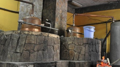 Нова мода: Менте ракия на паркинги до магазини 