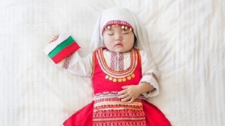 Корейско бебе с българска носия. Защо и как?
