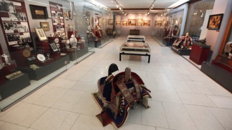 Изложба за другаря. Седло за камила, костюм на самурай за Бай Тошо