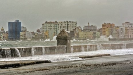 Потоп, отнесени покриви... Пораженията от "Ирма" в Куба