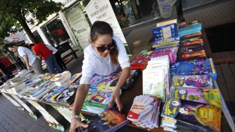 Столичани се редиха на опашка за нова книга за стара хартия