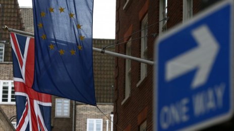 Защо пък не строг контрол над мигрантите, а не Brexit?
