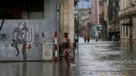 Външно предупреди: Българите в Куба да не излизат 