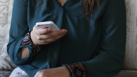 Децата и интернет: Следете ги, наложете рестрикции!