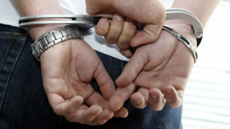 Мъж и жена задигнаха парфюми и козметика за 2000 лева