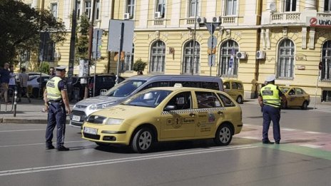 Такси блъсна човек в центъра на София