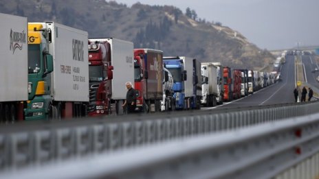 Колона от камиони се образува на границата ни с Турция