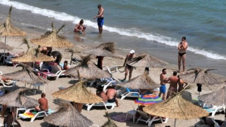 По летните ни курорти: Работа без договор, без пари...