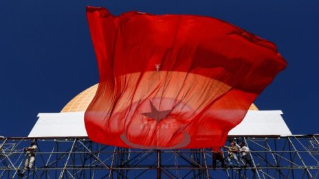 Елиф Шафак: Турция се превърна в един огромен затвор!
