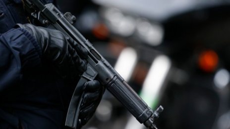 Двама убити при стрелба в бар в германския град Траунройт