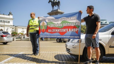 Полицаите към премиера Борисов: Министърът ни плаши, а вие?
