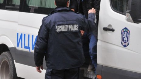 В Нова Загора задържаха 8 сирийци бежанци