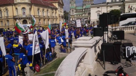 От Емко питат: 1300 без работа, милиони загуби, защо?