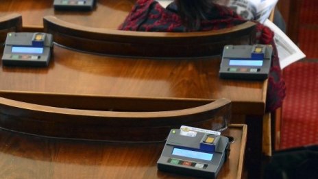 Парламентът: Бъг в гласуването на депутатите, извинете!