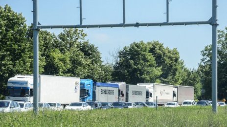 6 км колона на товарни автомобили на "Дунав мост" 2