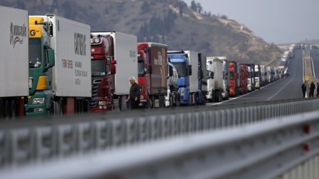 Километрични опашки от тирове на границата с Румъния