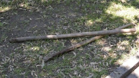 Оставиха в ареста ученика, удрял с кол свой учител