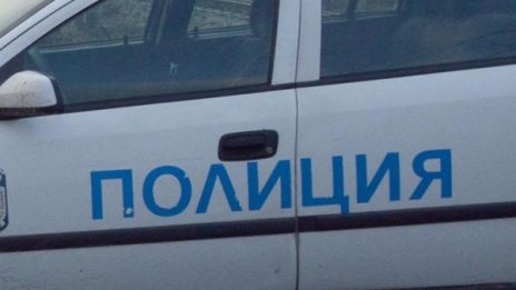 Млад мъж погна жена с брадва, удари я по главата 