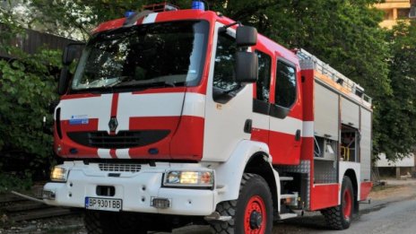 "БМВ" изгоря при пожар в гараж във Враца