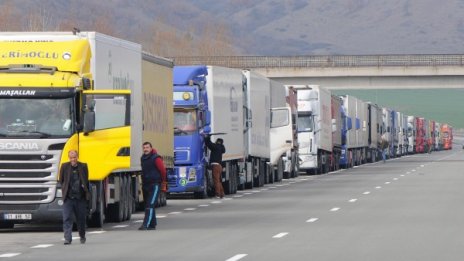 Колони от камиони на "Капитан Андреево" и "Лесово"