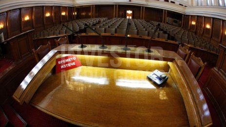 В парламента работят така: Час-два работа и заплата над 3 бона! 