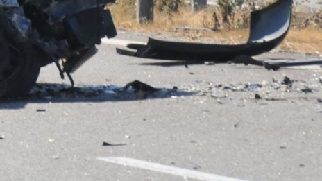 Бус и кола се удариха на "Струма", движението – затруднено