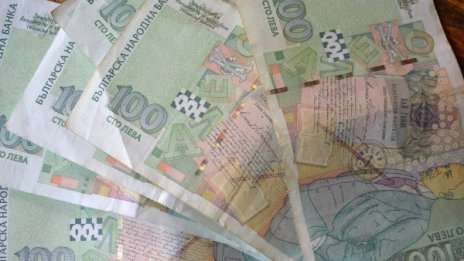 Жена остави 4800 лв. и злато до кофа за боклук