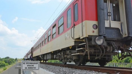 Влак помете кола на прелез, прати двама в болница 