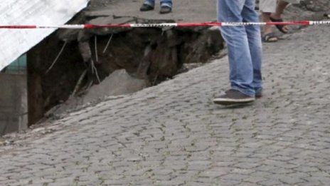Кола падна в изкоп на кръстовище във Велико Търново