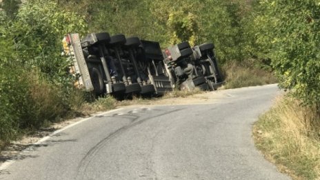 Цистерна с 50 тона бензин се обърна до Мъглиж