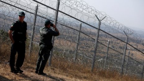 Радев: Оградата - ефективна, мигрантите в пъти по-малко!