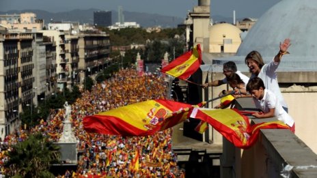 Хиляди по улиците на Барселона срещу отцепването на Каталуния