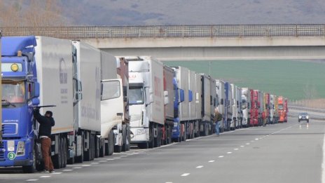 Колона от 5 км от ТИР-ове на изхода на "Капитан Андреево"