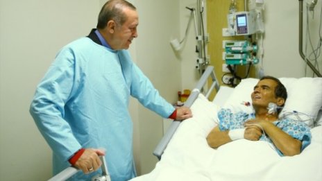 Ердоган на крака при Наим. Щангистът &ndash; усмихнат, говори