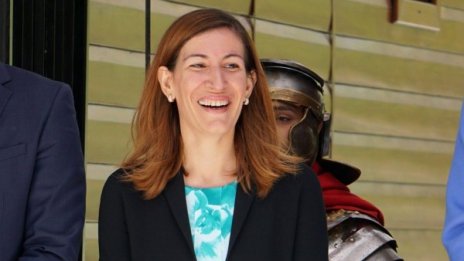 Оставка ли? Идват милиони чужди туристи, отвръща Ангелкова