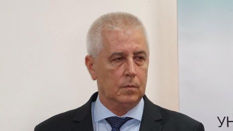 Здравният министър се качи в линейка, за да спасява пациент 