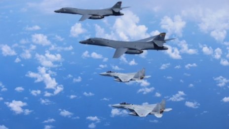 US бомбардировачи на учения над Корейския полуостров