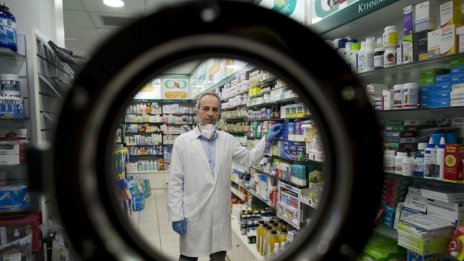 Гърци ограничават харчовете за храна, за да имат пари за лекарства