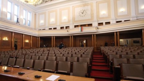 Депутатите решиха - ще работят извънредно и във вторник